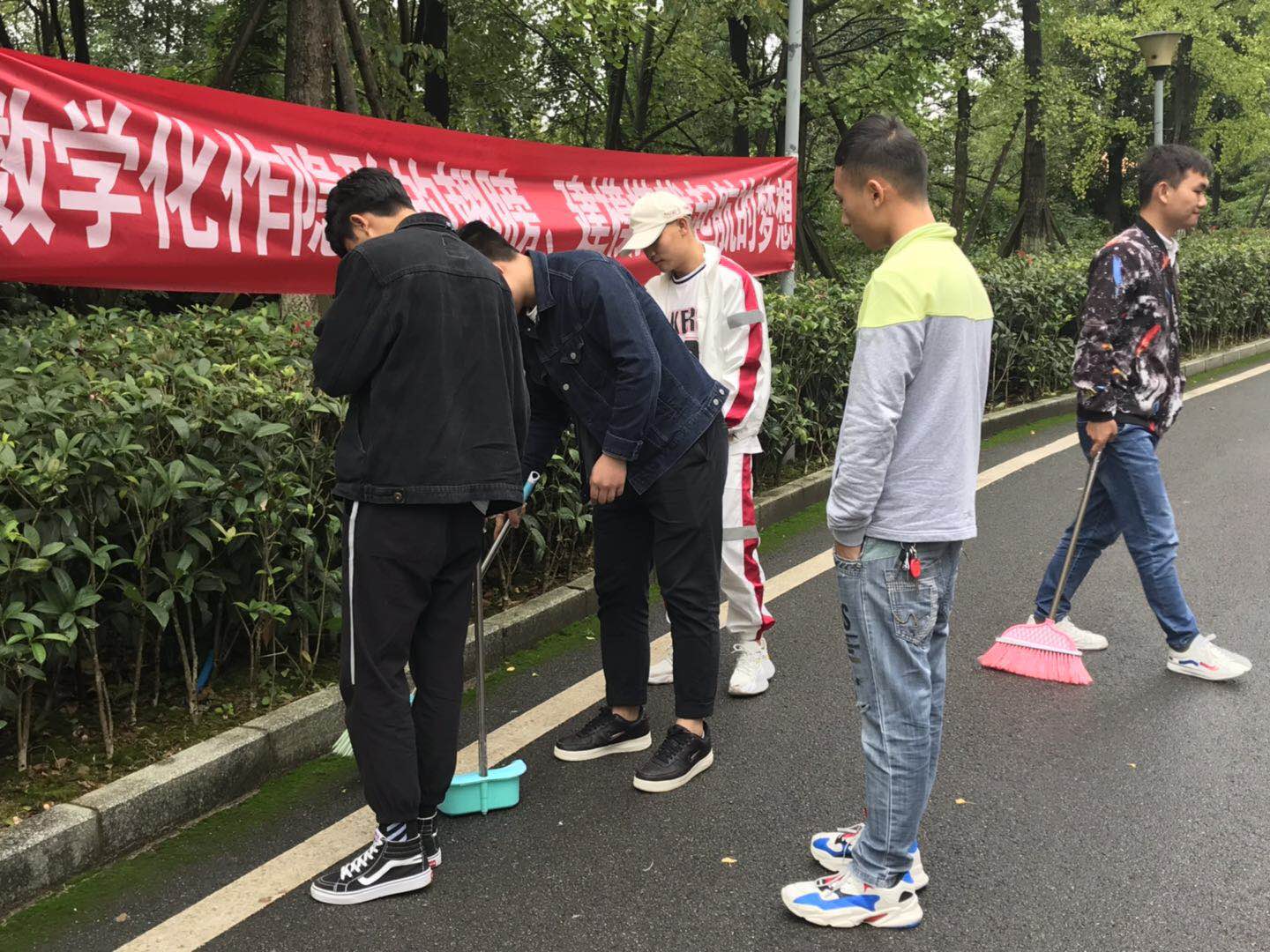 说明: 一群人在街道上行走描述已自动生成