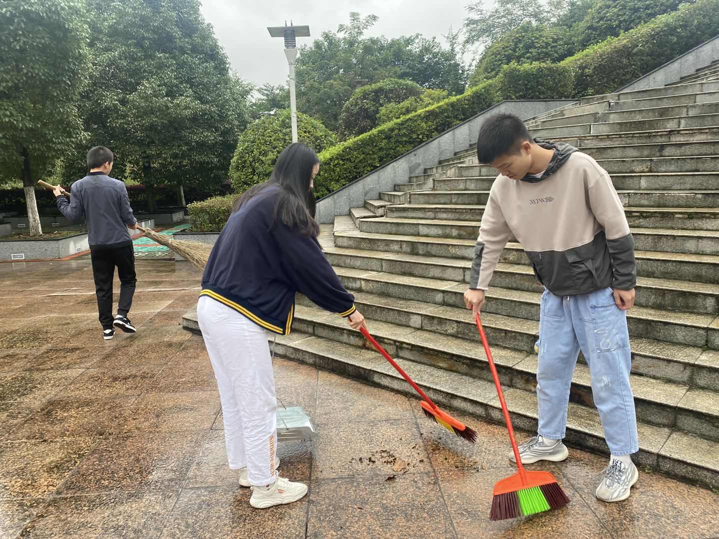 说明: 图片包含 户外, 人, 小孩, 年轻描述已自动生成