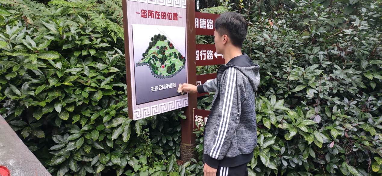 说明: 男孩站在路边描述已自动生成