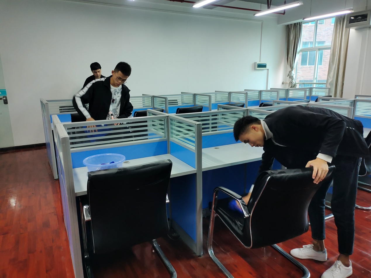 说明: 图片包含 室内, 人, 桌子, 电脑描述已自动生成