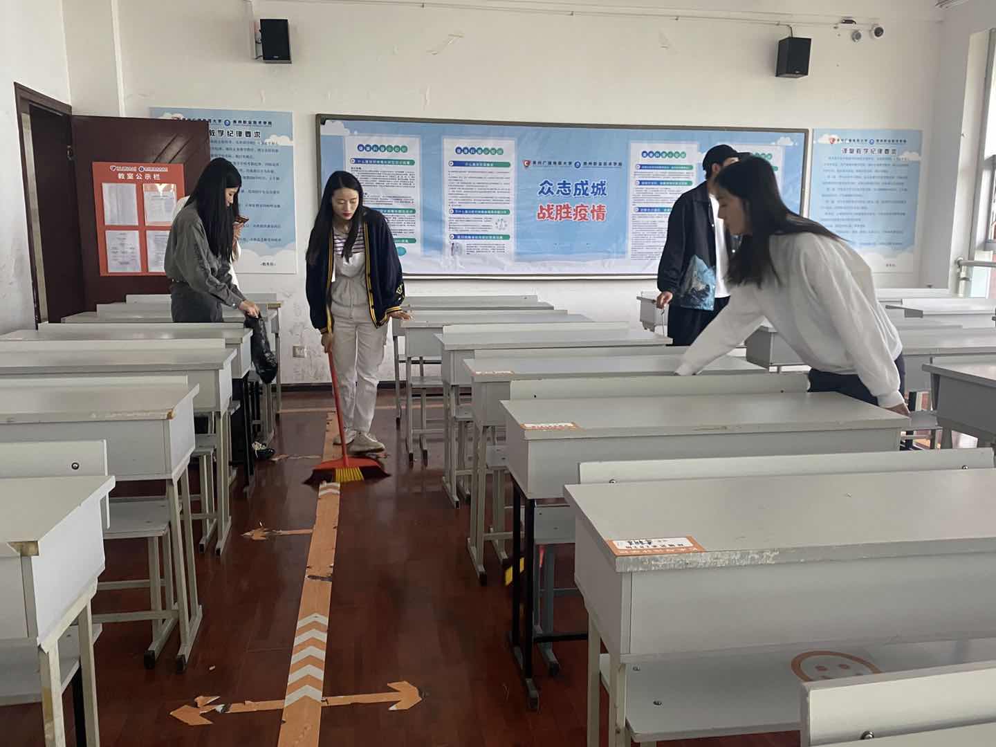 说明: 图片包含 地板, 室内, 桌子, 房间描述已自动生成
